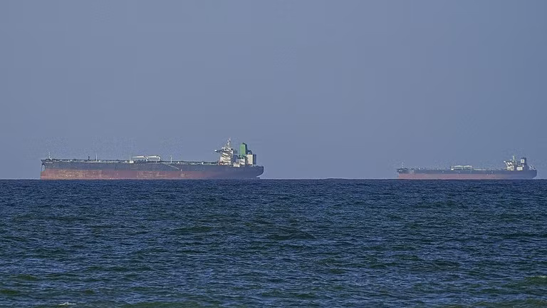 Tàu chở hàng Touska mang cờ Iran đang di chuyển ở Vịnh Oman thì bị lực lượng Mỹ nổ súng và bắt giữ, ngày 19/4/2026.