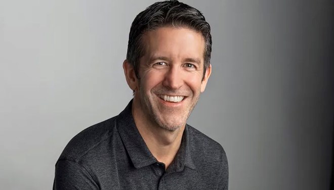 John Ternus, người thay Tim Cook điều hành Apple là ai?