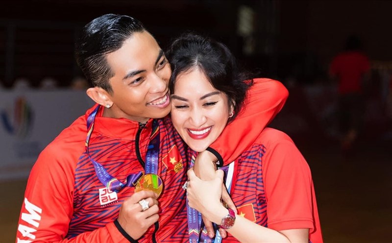 Khoảnh khắc rạng rỡ của Khánh Thi khi Phan Hiển giành 3 huy chương vàng tại SEA Games 31. Ảnh: NVCC