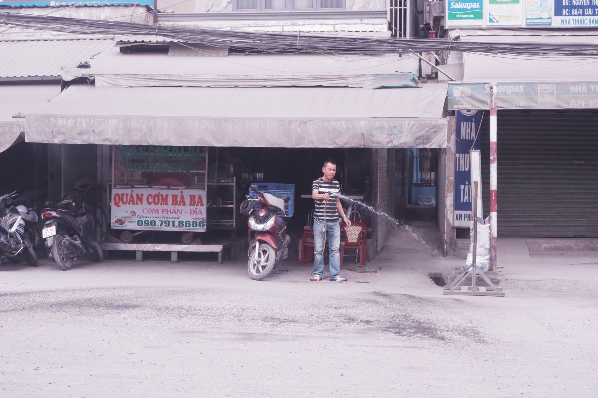 Người dân phải xịt nước mỗi ngày để tránh bụi. Ảnh: Minh Tâm