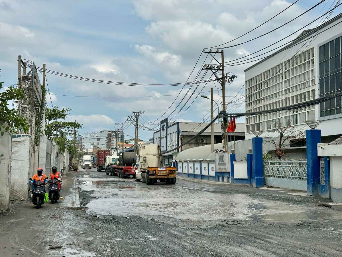 Hố sâu rộng khoảng 3m khiến xe lưu thông khó khăn. Ảnh: Minh Tâm