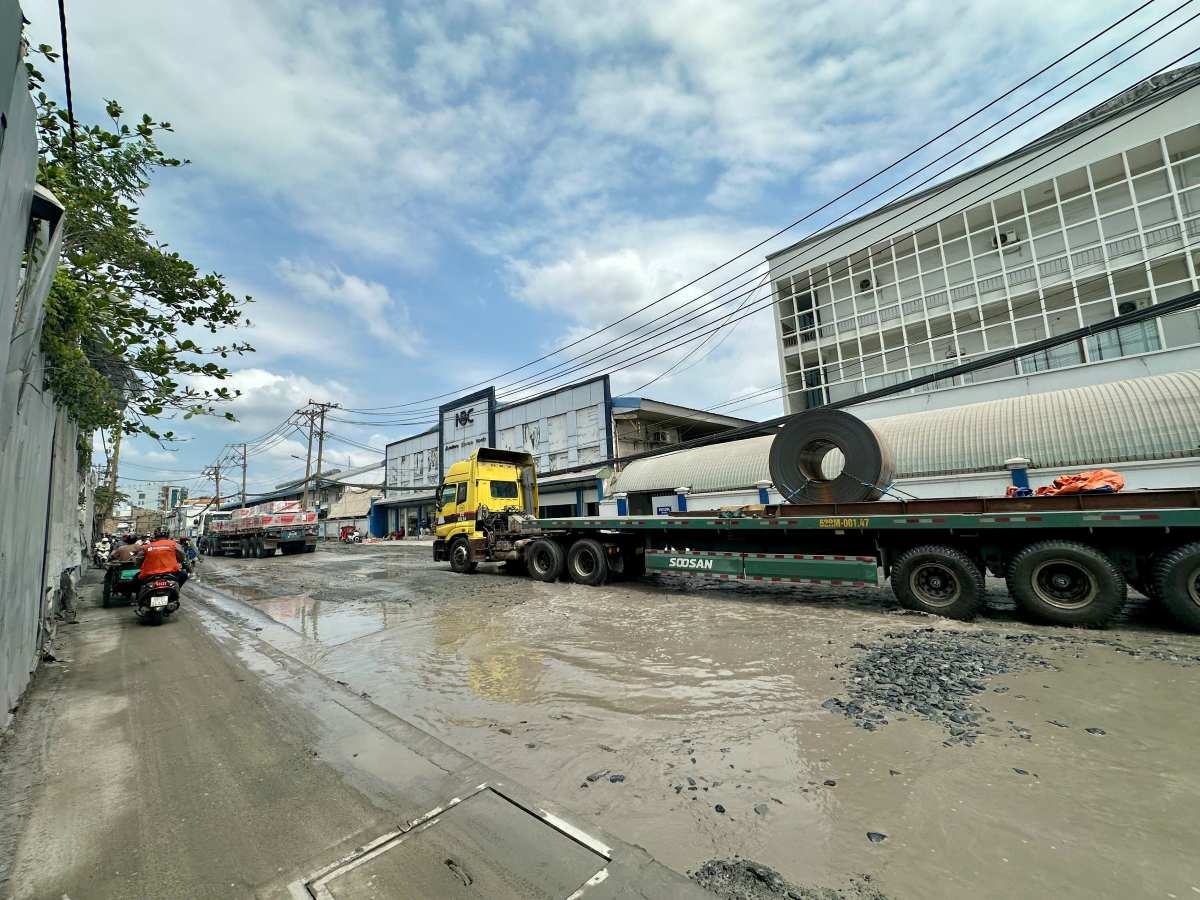 Đường Bến Nghé (phường Tân Thuận) xuống cấp nghiêm trọng dù nhiều lần dặm vá (Ảnh chụp vào ngày 21.4). Ảnh: Minh Tâm