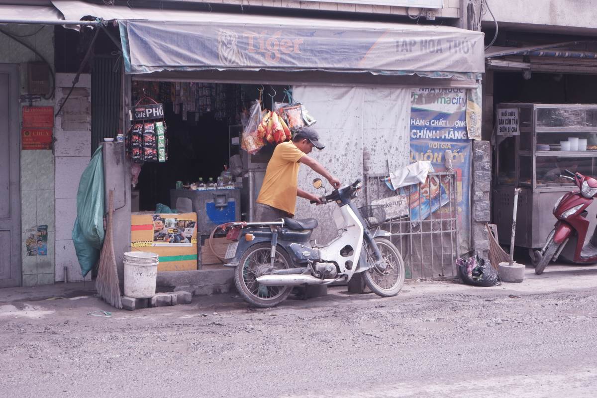 Sình lầy phía trước một cửa hàng, khó khăn cho người dân buôn bán. Ảnh: Minh Tâm