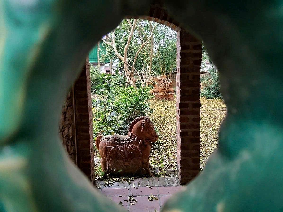 Ranh giới giữa hiện đại và ký ức, đôi khi không phải là khoảng cách dài rộng mà chỉ là một cánh cửa khép hờ, đủ gần để nhìn rõ, đủ xa để không thể chạm tới.