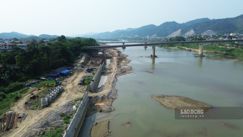Công trình hoàn thành sẽ giúp đảm bảo an toàn cho người dân và nhiều diện tích đất dọc bờ sông Hồng. Ảnh: Đinh Đại