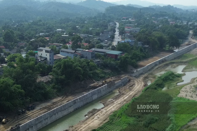 Tuyến kè có chiều dài khoảng 2km, chạy dọc bờ cầu Phố Lu. Ảnh: Đinh Đại