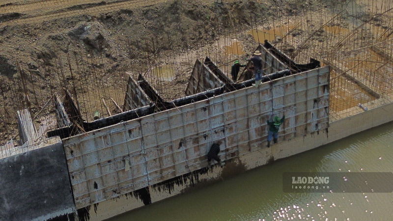 Công nhân thi công thân kè tại bờ sông Hồng, xã Bảo Thắng. Ảnh: Đinh Đại