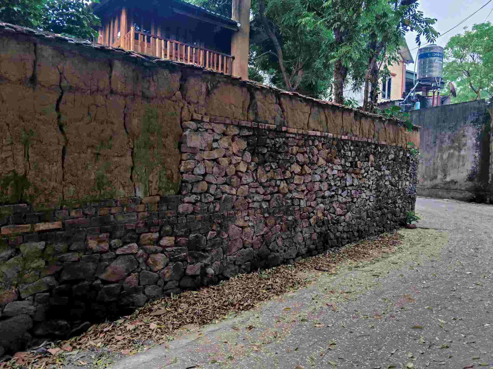 Mỗi bước chân trên con đường tại Làng Hiên Vân là một lần ta chạm vào ký ức của thời gian.