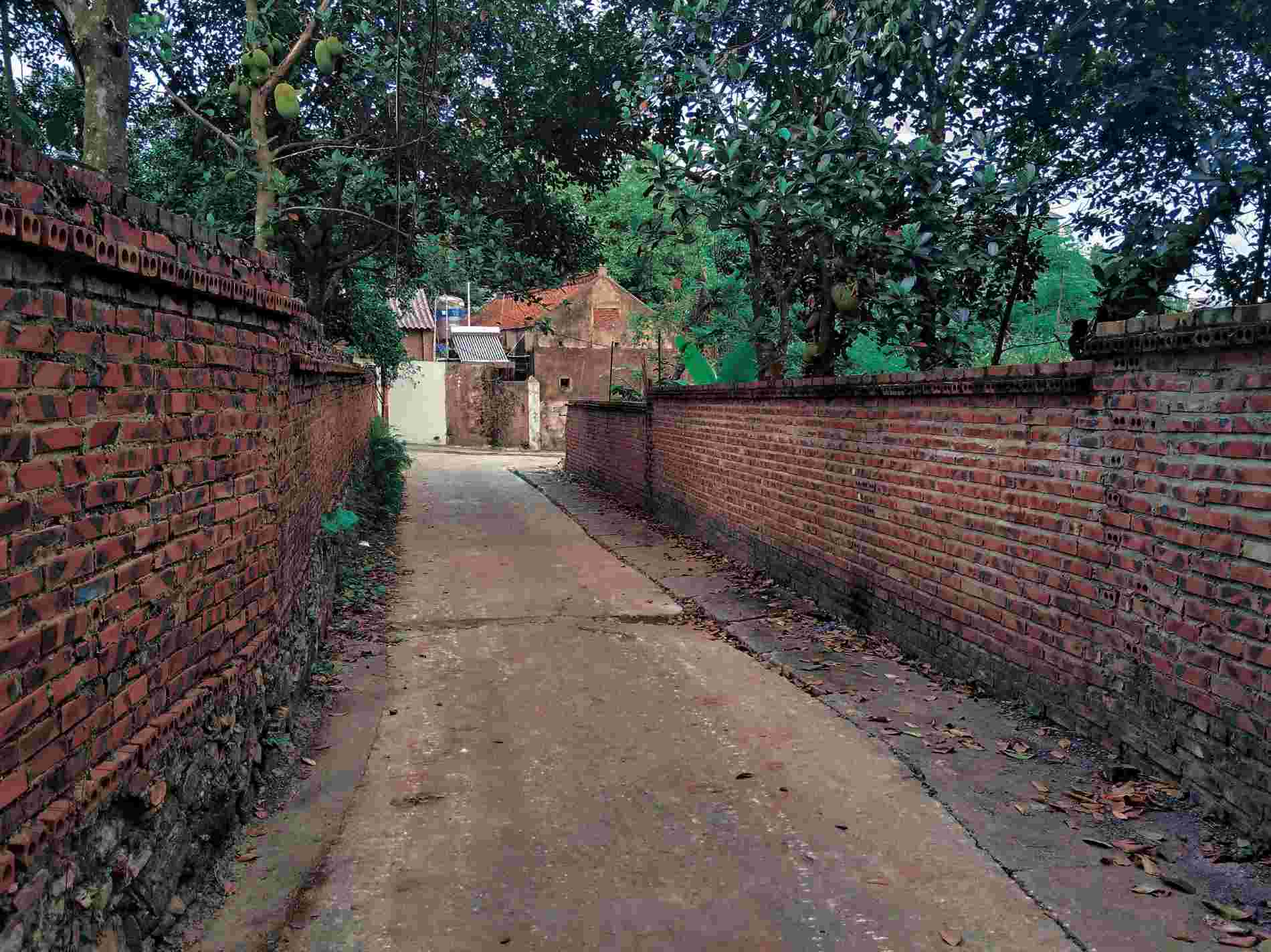 Giữa những ngày nắng hạ, trở về với vùng đất gắn liền với Dân ca Quan họ Bắc Ninh, ta vô tình bắt gặp những kiến trúc xưa cũ tại Làng Hiên Vân. Những dấu vết của thời gian còn in hằn trên những bức tường làng và những ngôi nhà cổ.