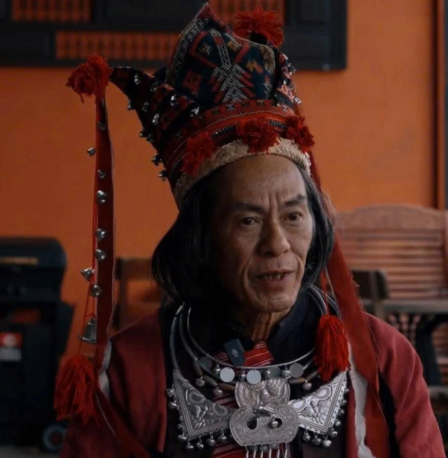 NSƯT Quốc Tuấn và NSND Bùi Bài Bình trong phim điện ảnh “Phí phông: Quỷ máu rừng xanh“. Ảnh: Nhà sản xuất