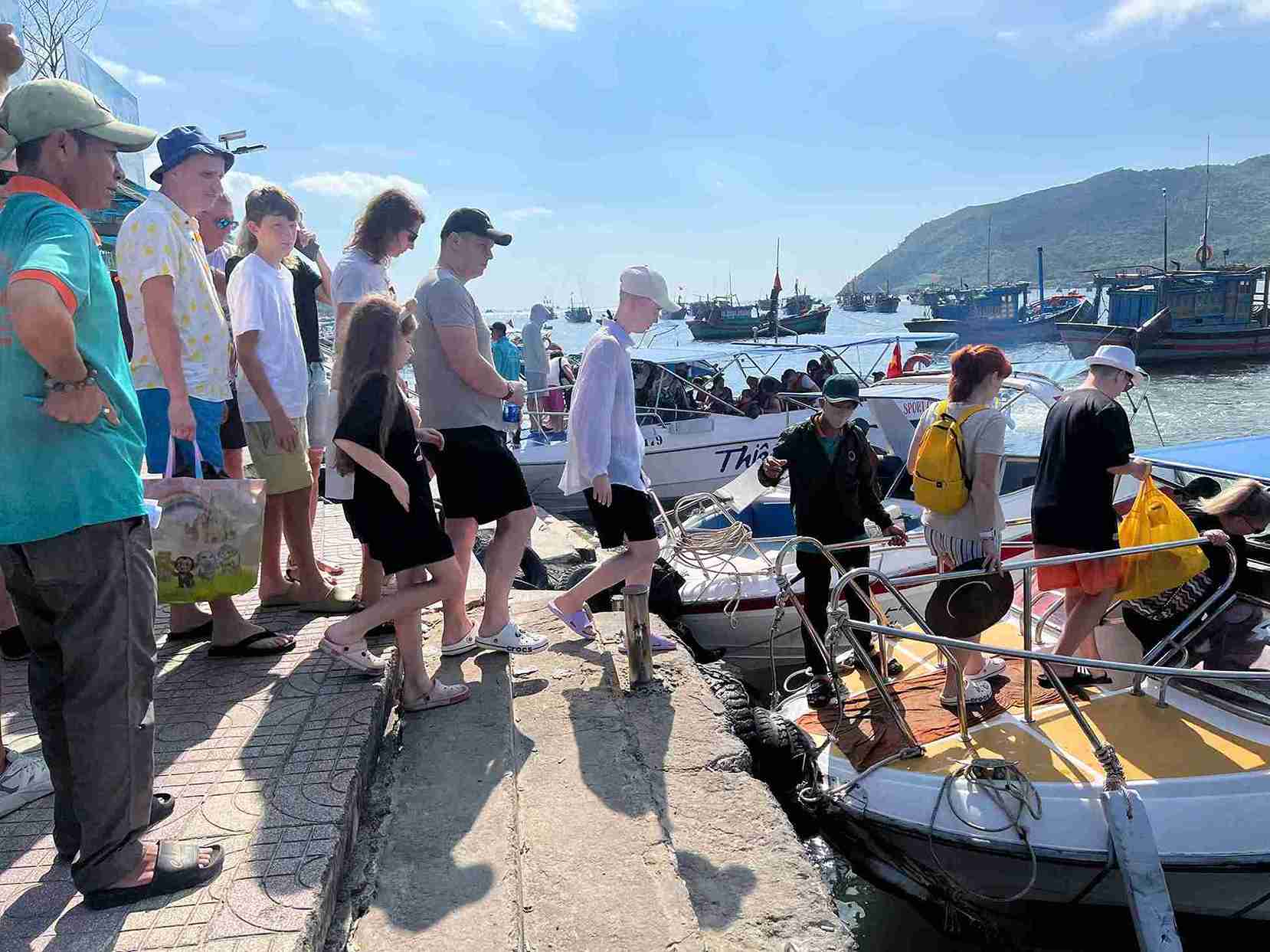 Khách du lịch tấp nập đổ về Nha Trang dịp nghỉ lễ, tour đảo tăng mạnh