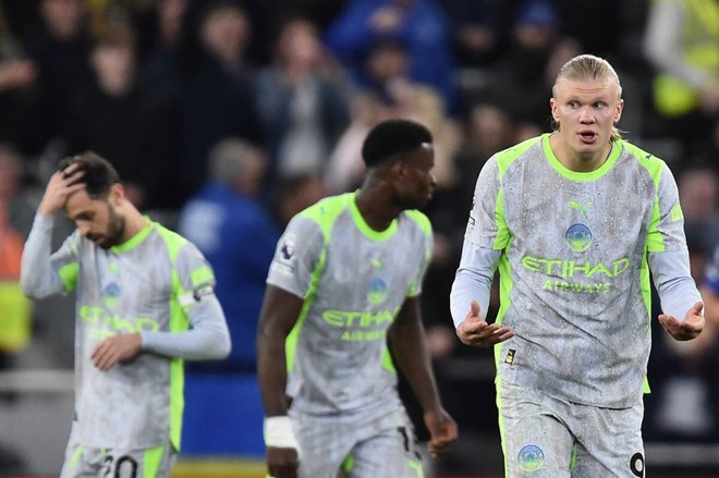 Man City sảy chân trong cuộc đua vô địch với Arsenal