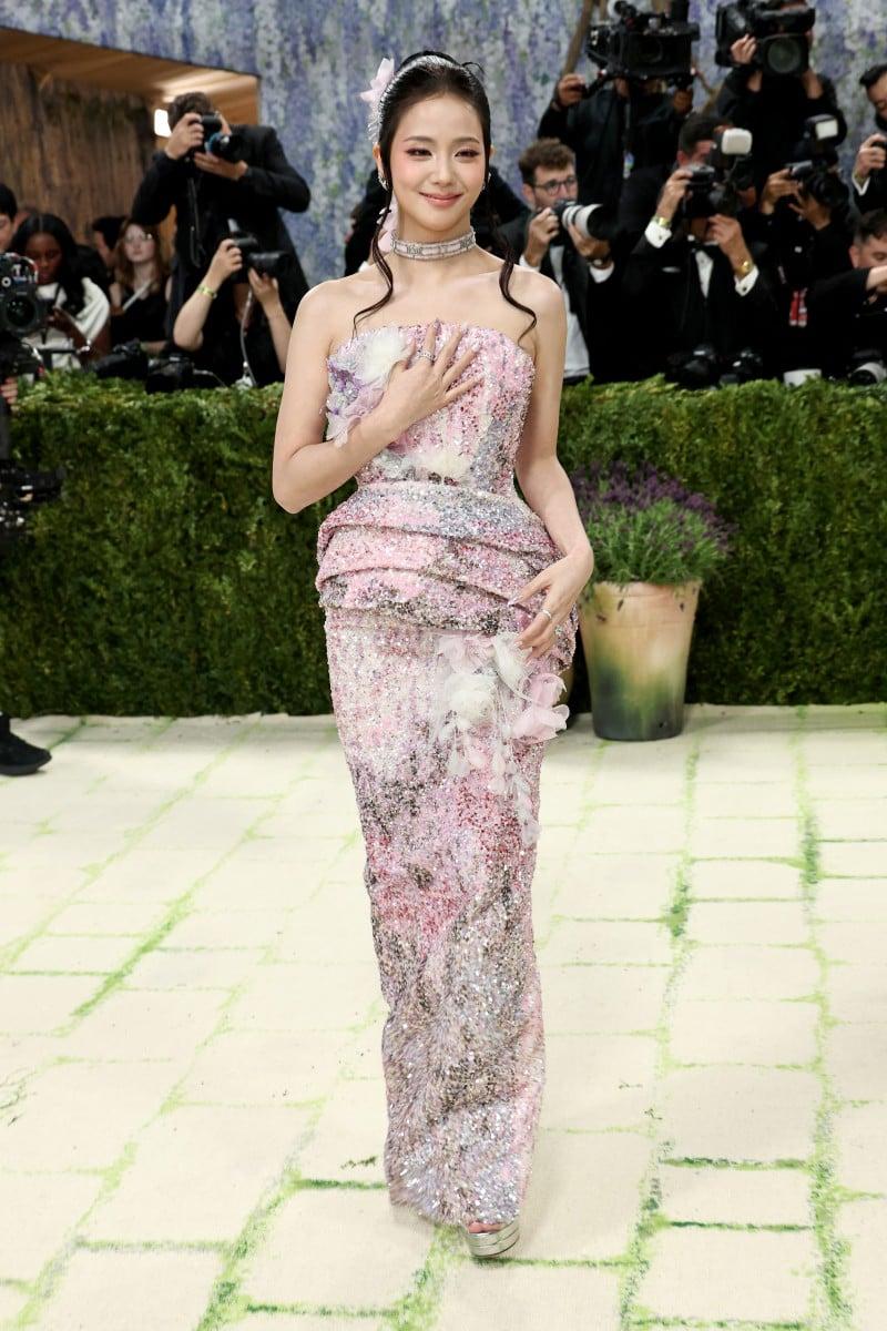 Jisoo lần đầu tham dự Met Gala. Ảnh: AFP
