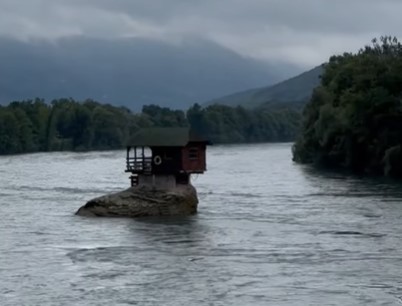 Ngôi nhà kì lạ nằm cô độc giữa sông Drina. Ảnh: Tripadvisor