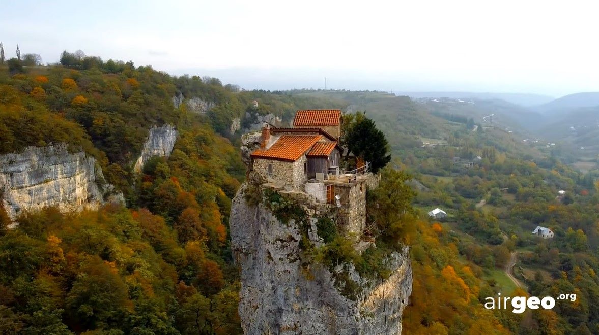 Tu viện Katskhi Pillar nằm trên đỉnh của một cột đá vôi cao 40 mét. Ảnh: Cắt từ video/airgeo