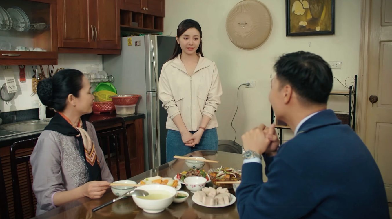 Bà Hạnh và Lâm bật cười trước hành động khách sáo của Thương. Ảnh: VFC.