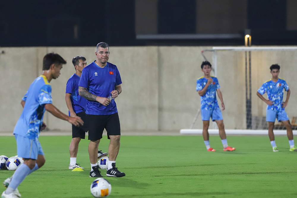 Thầy trò huấn luyện viên Cristiano Roland hướng tới mục tiêu đánh bại U17 UAE. Ảnh: VFF