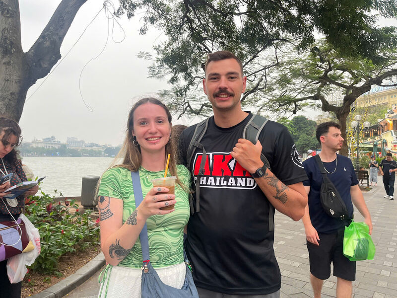 Cả hai đều không ngần ngại chọn cà phê sữa đá tại Việt Nam thay vì latte tại quê nhà bởi hương vị tuy đơn giản nhưng lại đặc biệt. Ảnh: Tường Vy