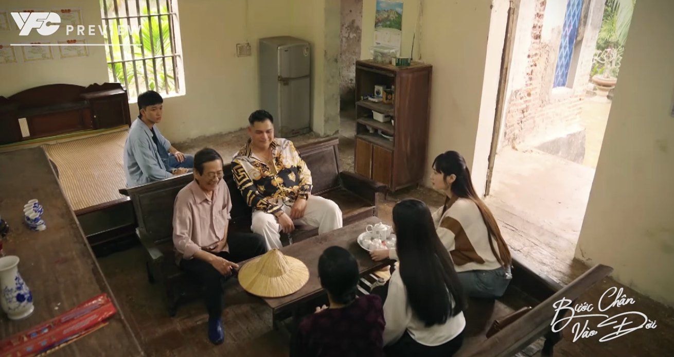 Bằng muốn mua lại căn nhà của bà Thương. Ảnh: VFC.