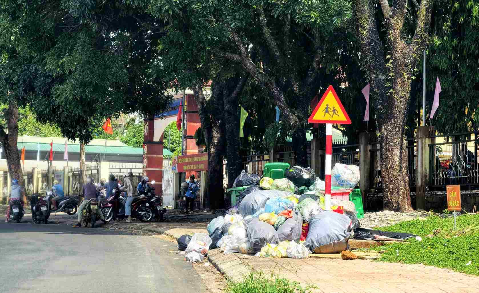 Rác chất đống bốc mùi hôi thối ngay trước cổng trường học tại xã Bảo Lâm 1. Ảnh: Phúc Khánh
