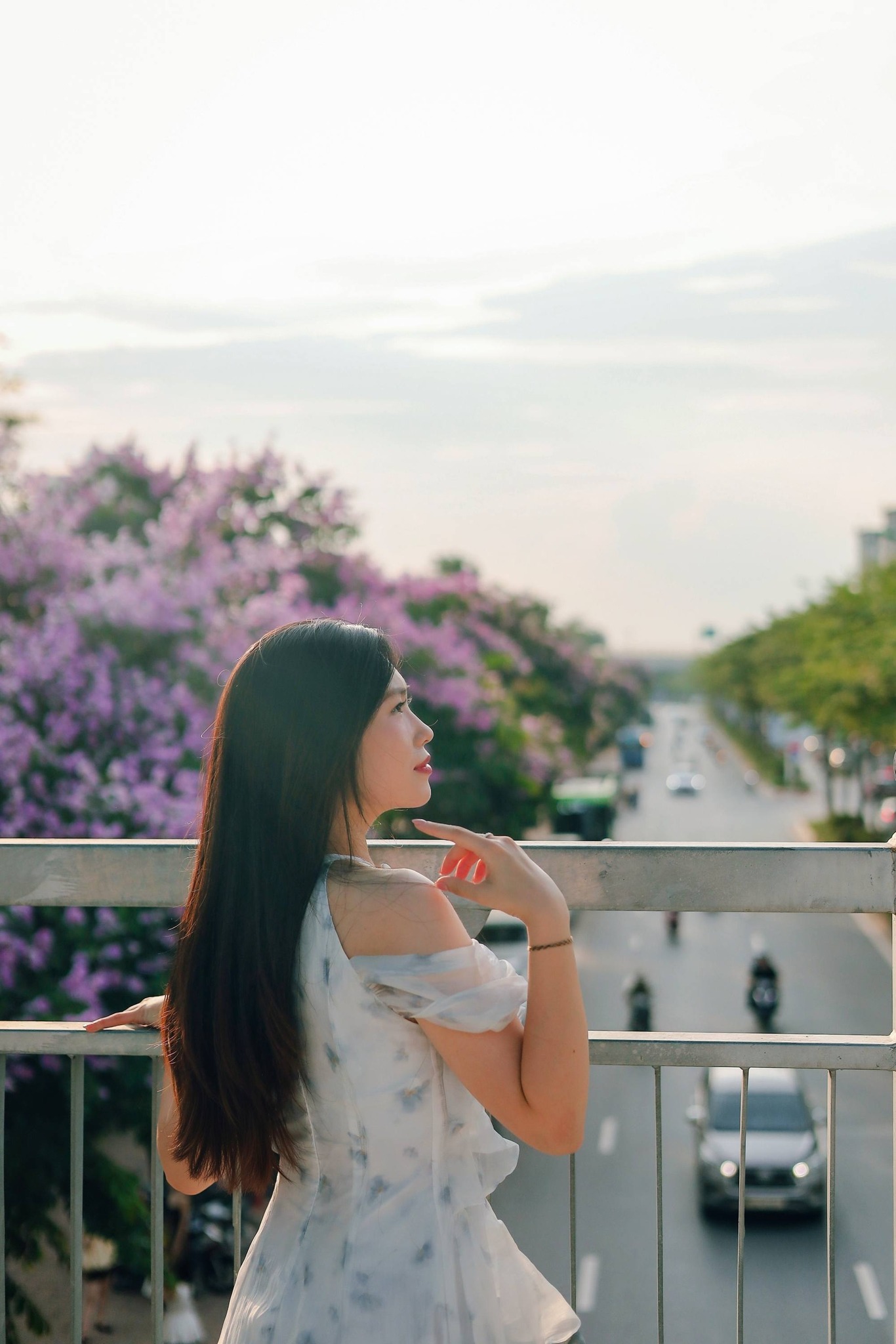 “Năm nay bằng lăng nở rất đẹp, mật độ hoa dày gây ấn tượng mạnh về thị giác. Tôi và bạn phải tranh thủ đi từ sớm để lưu lại những khoảnh khắc đẹp nhất trước khi hoa tàn. Áo dài, váy trắng hoặc các trang phục màu nhẹ nhàng sẽ nổi bật nhất trên nền hoa tím”, anh Tú chia sẻ.