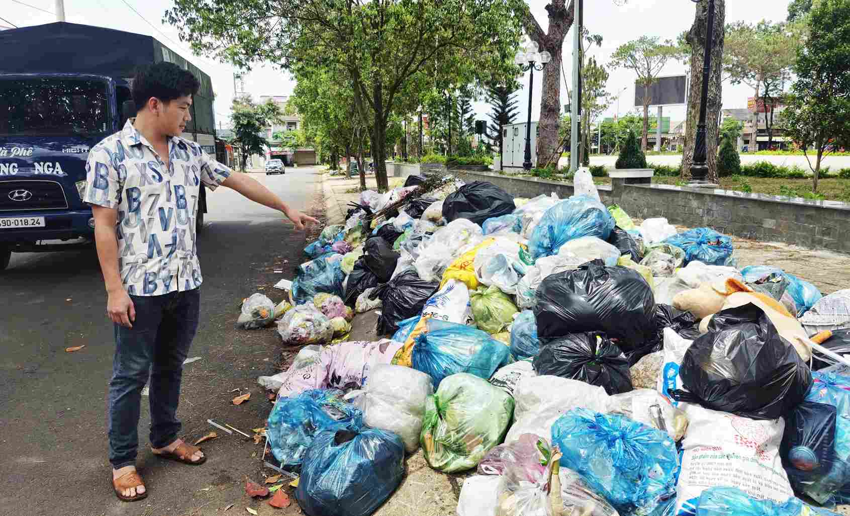 Một đống rác lớn ứ đọng bốc mùi hôi thối nằm ngay tại công viên xã Bảo Lâm 1. Ảnh: Phúc Khánh