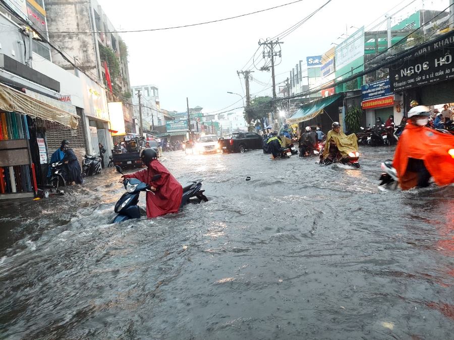 Ngập nước đường Tô Ngọc Vân gần chợ Thủ Đức.  Ảnh: Minh Quân