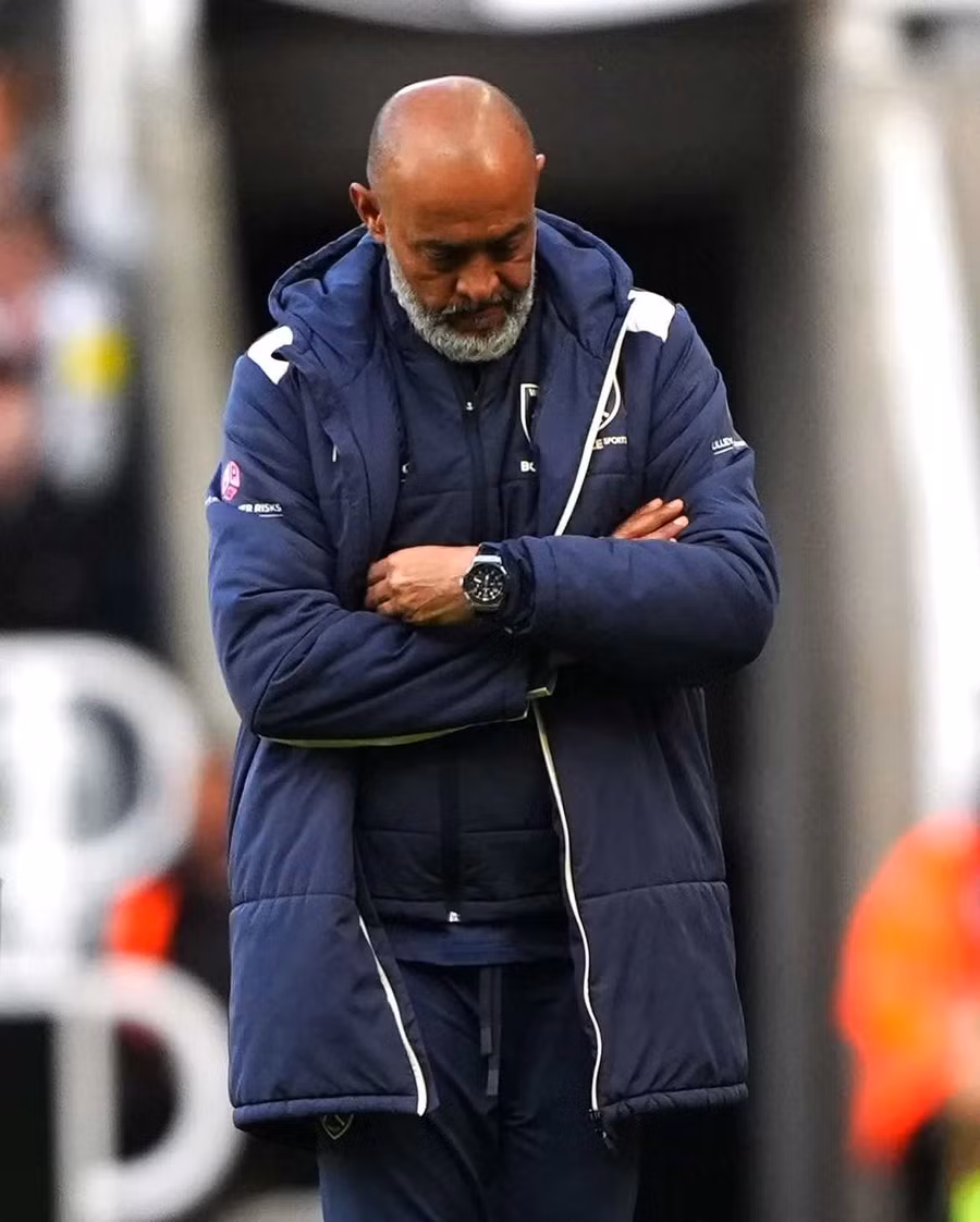HLV Nuno Espirito Santo thừa nhận đội nhà đang gặp khó khăn nhưng không có cách giải quyết. 2.jpg