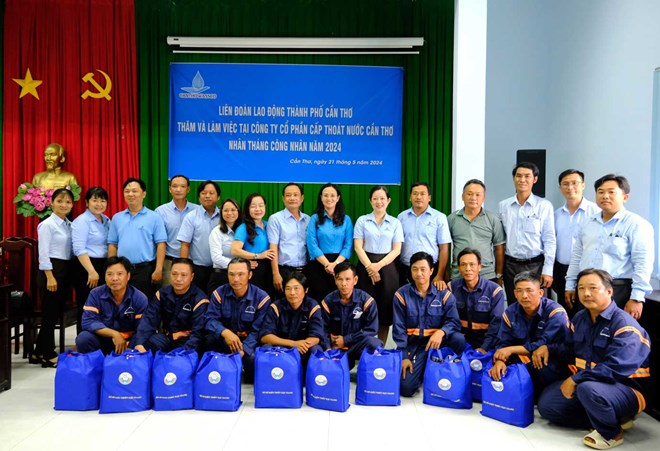 Liên đoàn Lao động TP Cần Thơ thăm, tặng quà cho ĐV, NLĐ Công ty. Ảnh: Mỹ Ly