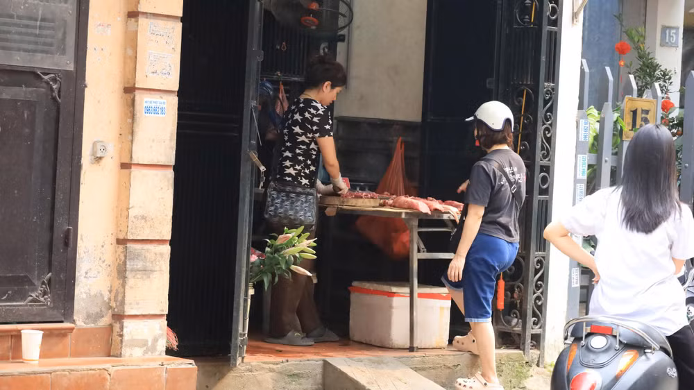 Quầy thịt được tiểu thương di chuyển linh hoạt giữa vỉa hè và bên trong nhà để tránh bị xử lý. z7827076550994-9d539f468b760719341b0502c6c860ac.jpg