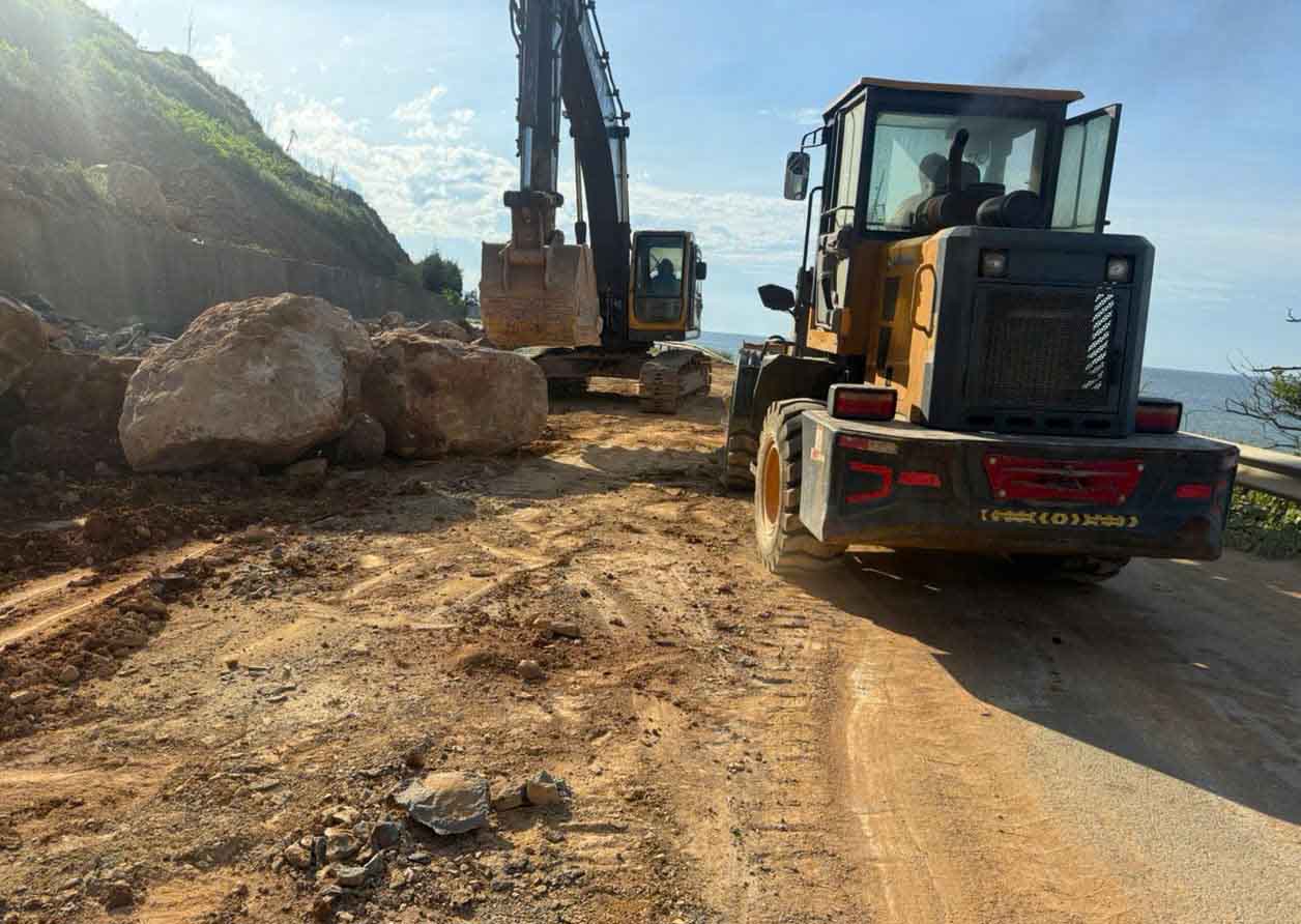 Máy móc được sử dụng để xử lý tại vị trí sạt lở. Ảnh: Trần Tuấn.