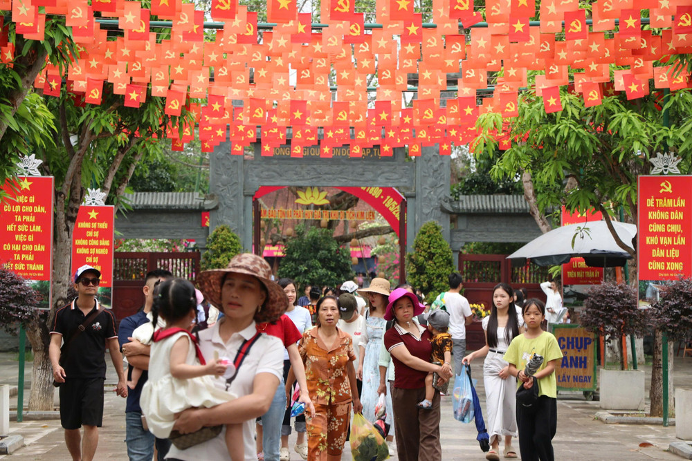 dong-nguoi-ve-que-bac-dip-le-hoi-lang-sen.jpg