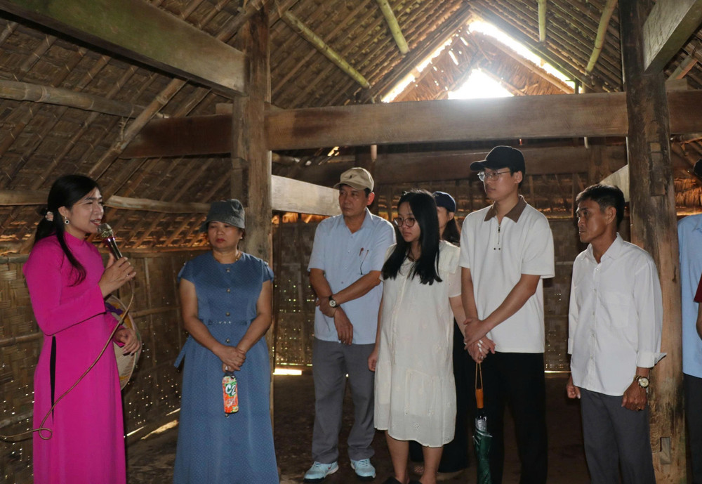 nguoi-dan-xuc-dong-khi-nghe-ke-ve-cuoc-doi-cua-chu-tich-ho-chi-minh.jpg