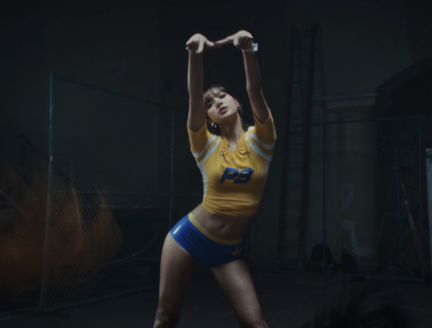 Nữ idol bắn rap, khoe vũ đạo đặc trưng. Ảnh cắt từ MV