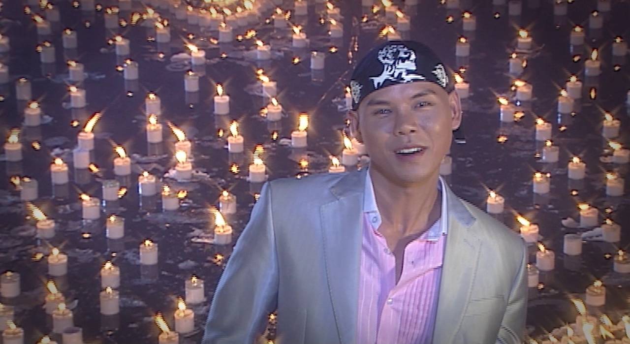Ca sĩ Phan Đình Tùng trong MV “Khúc hát mừng sinh nhật“. Ảnh cắt từ video