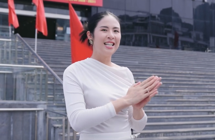 Hoa hậu Ngọc Hân tới thăm quan Bảo tàng Quảng Ninh. Ảnh: Cắt từ video.