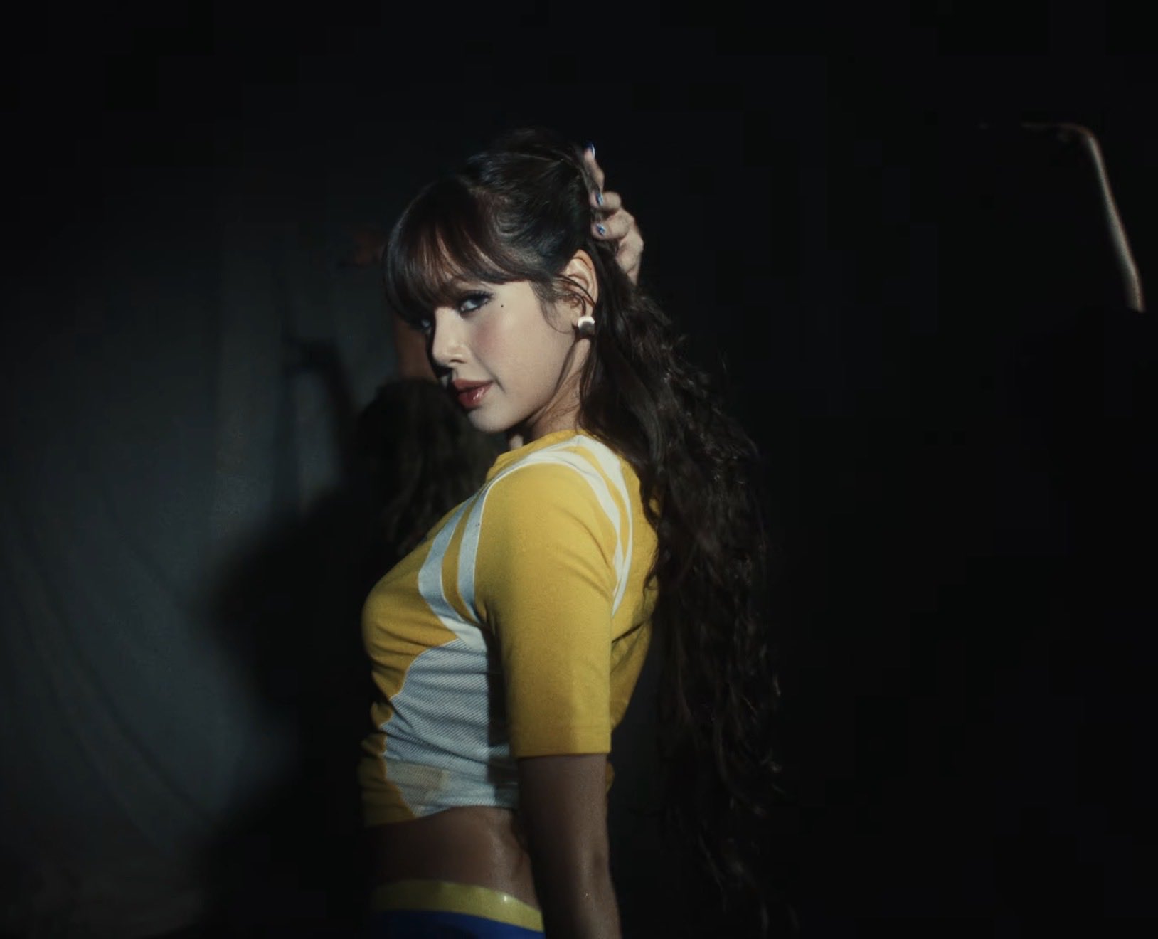 Lisa (Blackpink) trong MV “Goals“. Ảnh cắt từ MV