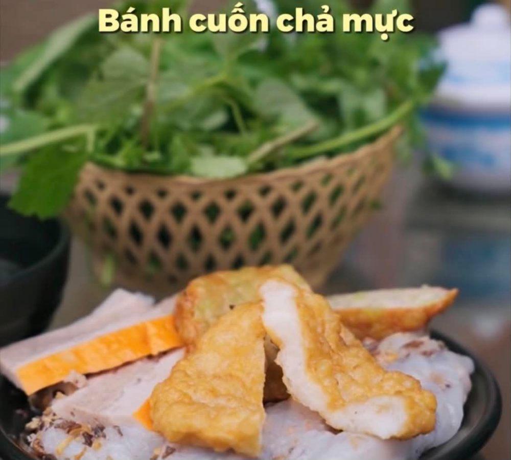 Bánh cuốn chả mực là món ăn nổi tiếng tại Hạ Long. Ảnh: Cắt từ video.