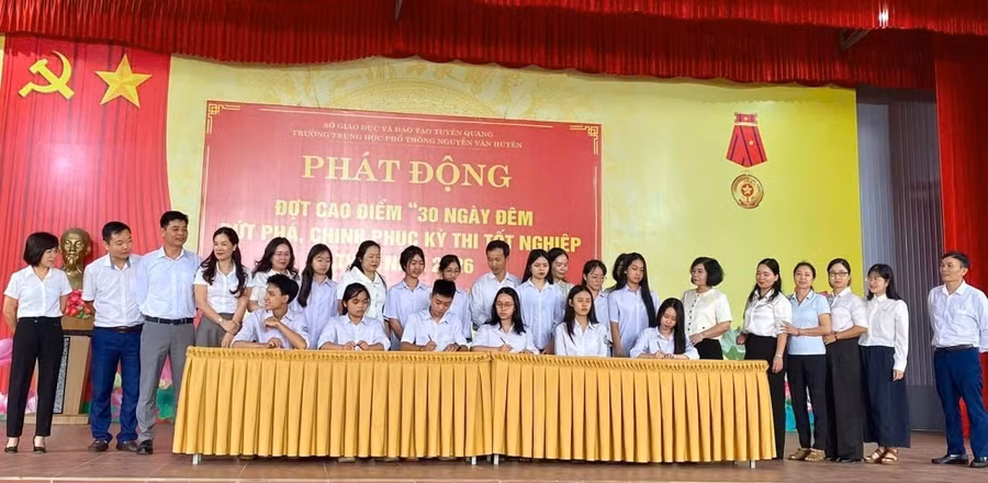 Học sinh, giáo viên ký cam kết học tập và rèn luyện để có kết quả tốt. vung-kien-thuc-san-sang-tam-the-3.jpg