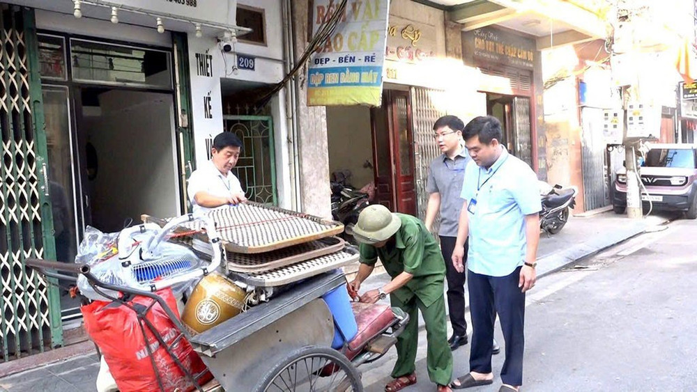Lãnh đạo phường Nam Định hỗ trợ người dân di chuyển và kiểm tra điều kiện sinh hoạt của các gia đình đến nơi ở mới. Ảnh: BNB di-doi.jpg