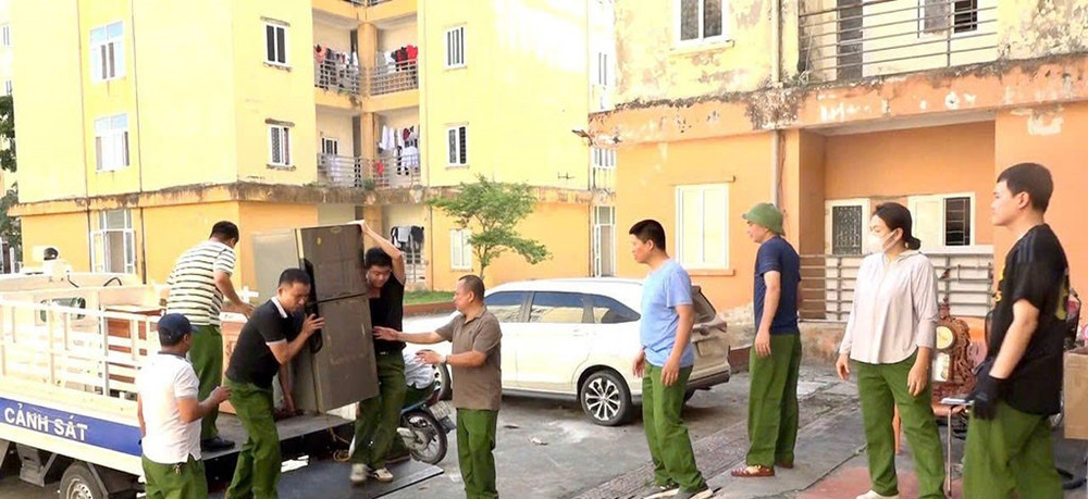 Lực lượng Công an và các đơn vị hỗ trợ người dân vận chuyển tài sản, đồ dùng sinh hoạt đến khu nhà D, cụm nhà ở sinh viên tập trung phường Nam Định. Ảnh: BNB di.jpg