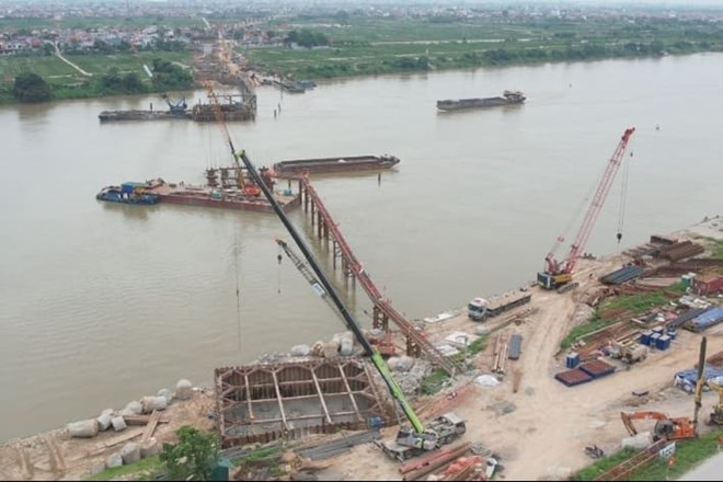 Nắng nóng đỉnh điểm, công nhân dự án cầu Mễ Sở đổi ca thi công để giữ tiến độ