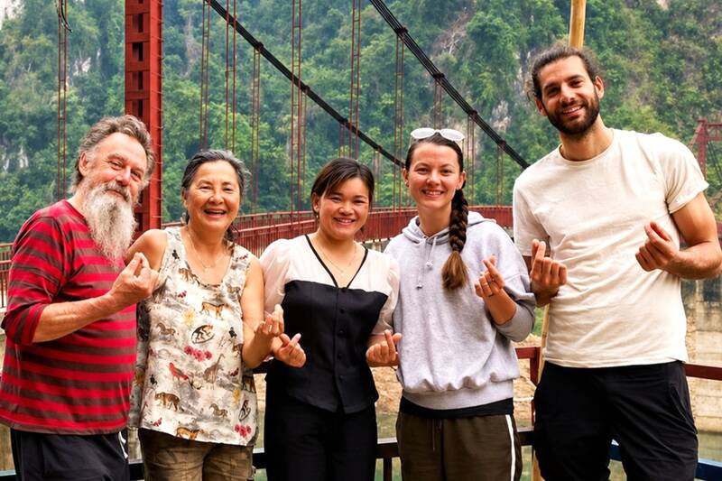 Homestay của gia đình chị Quàng Thị Hoa và khách du lịch check - in tại cầu Pa Phông. Ảnh: Quàng Hoa