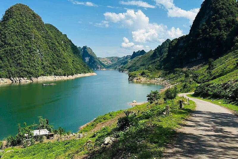 Bản Huổi Loóng ven lòng hồ được xã Tủa Thàng xây dựng thành điểm du lịch cộng đồng. Ảnh: UBND xã Tủa Thàng
