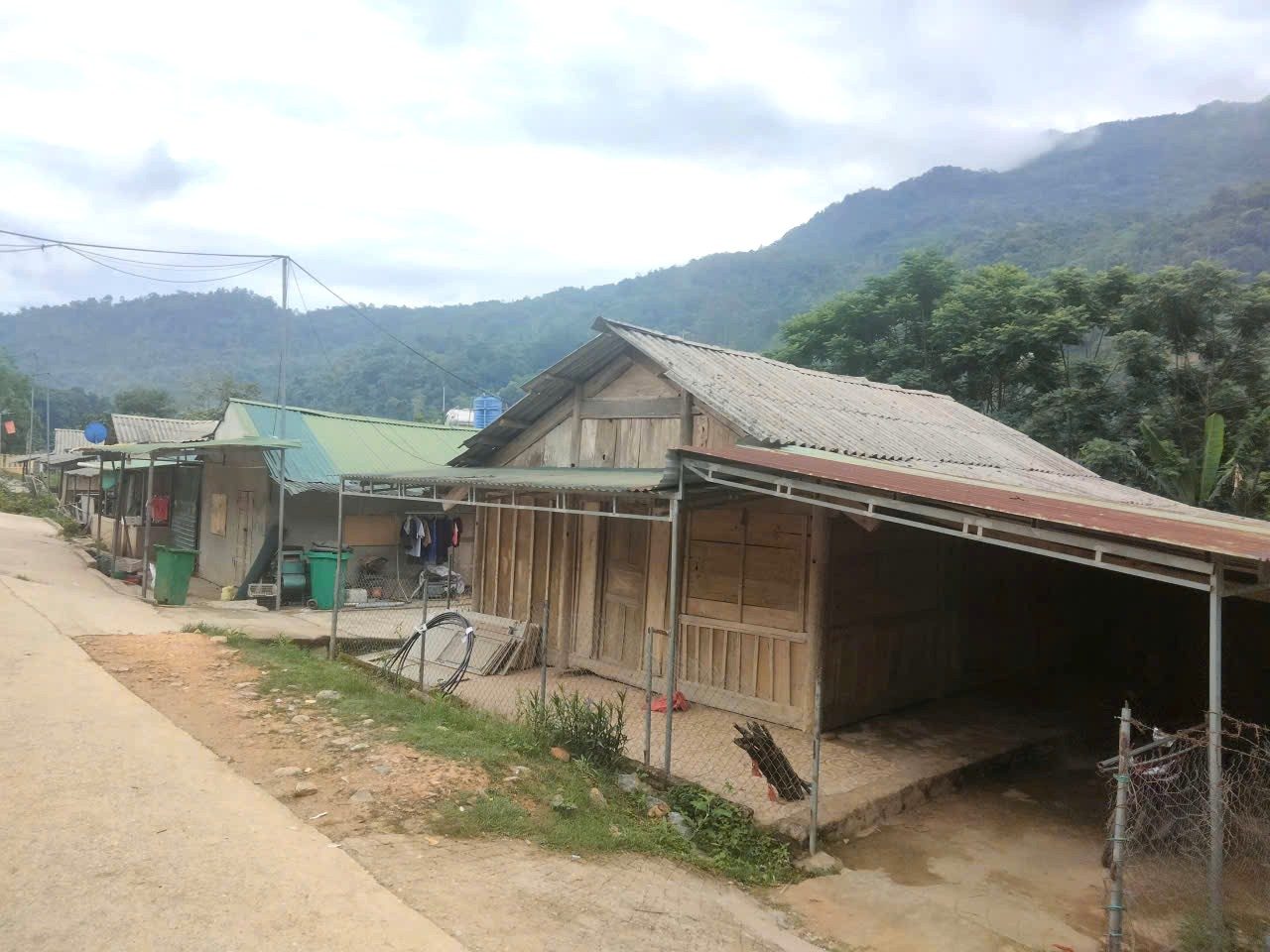 Các giáo viên mong muốn được ở lại trên khu đất hiện tại đến khi có phương án thu hồi đất thực hiện dự án. Ảnh: Ngọc Anh