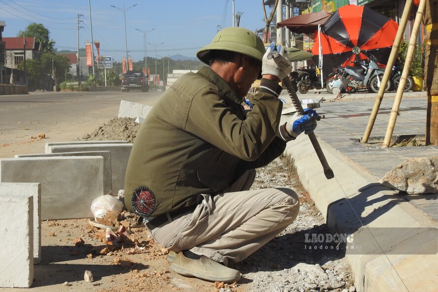 Những chiếc áo điều hòa là một trang bị hữu hiệu dành cho các công nhân trong những ngày nắng nóng. Ảnh: Tô Công