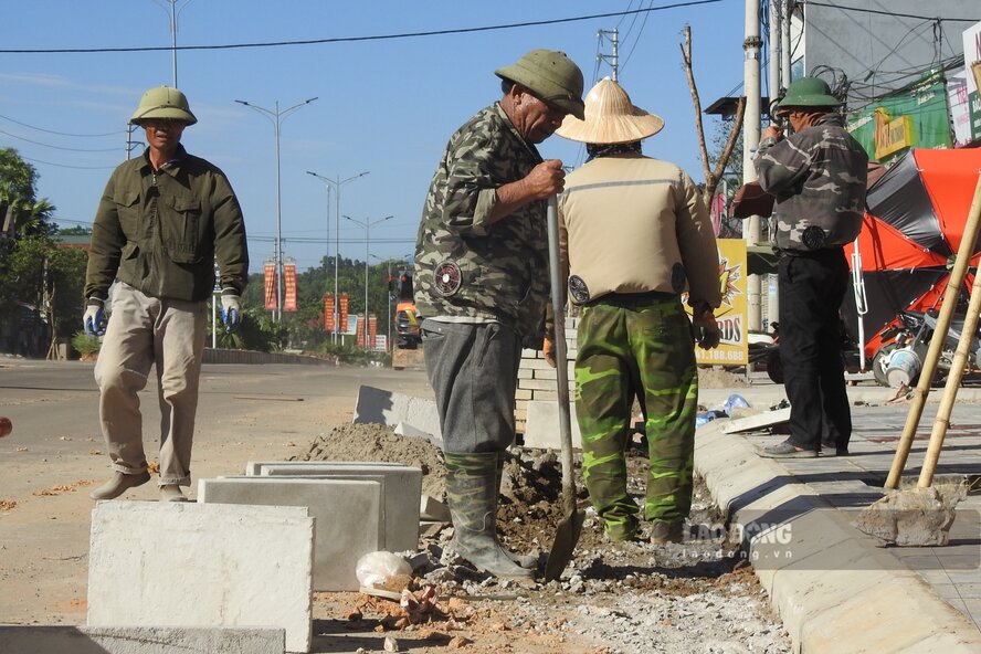 Các công nhân đội nắng thi công công trình. Ảnh: Tô Công