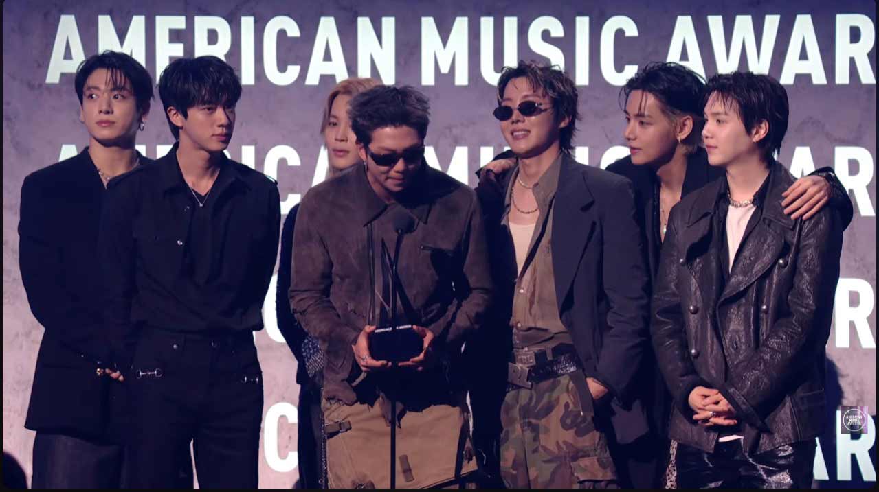 BTS nhận giải thương “Nghệ sĩ của năm” tại AMAs 2026. Ảnh cắt từ video