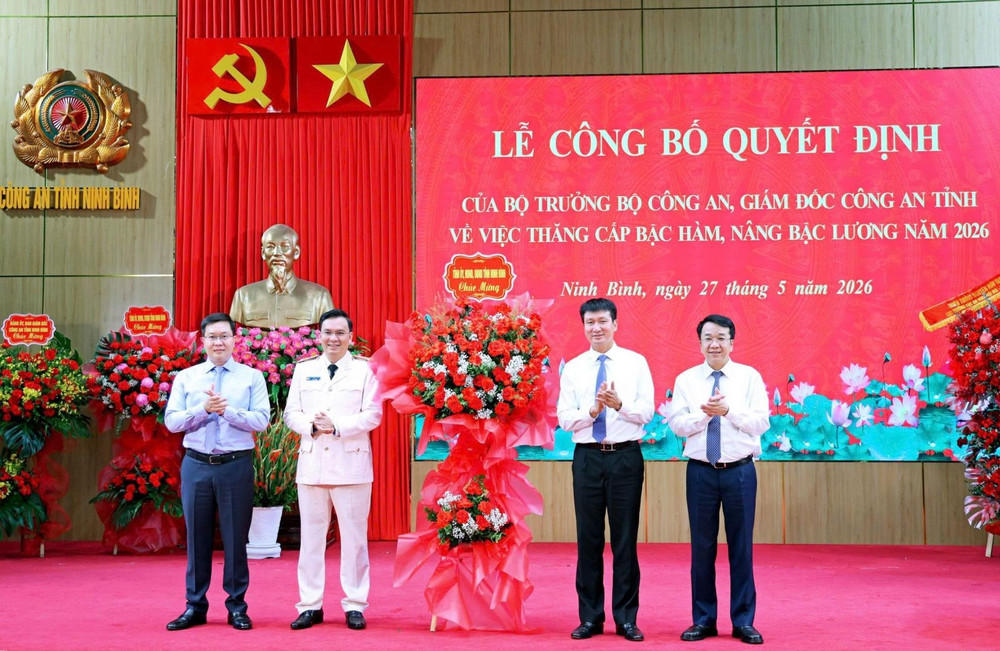 Các đồng chí trong Thường trực Tỉnh ủy Ninh Bình tặng hoa chúc mừng Đại tá Cù Quốc Thắng, Giám đốc Công an tỉnh. Ảnh: Công an Ninh Bình chuc.jpg