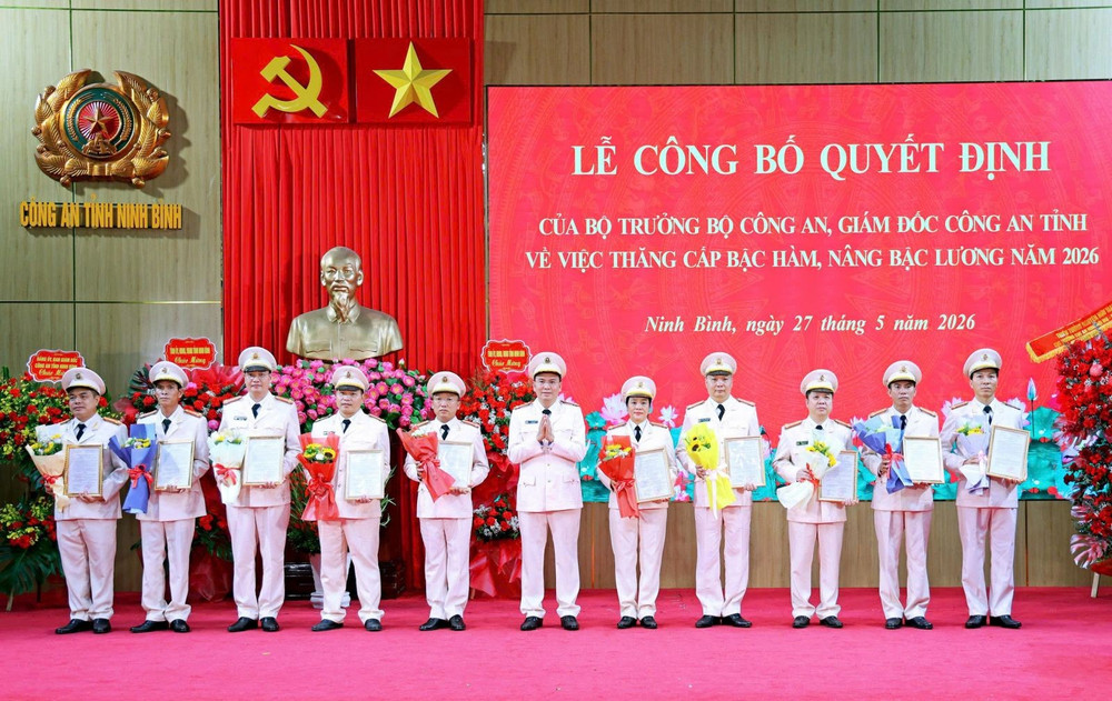 Đại tá Cù Quốc Thắng, Ủy viên Ban Thường vụ Tỉnh ủy, Giám đốc Công an tỉnh trao Quyết định thăng cấp bậc hàm, nâng bậc lương cho các cá nhân. Ảnh: Công an Ninh Bình. chuc-2.jpg